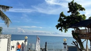 Una terraza con vistas al mar, una cubierta de madera y un espacio de estar.