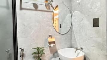 Deluxe Room, Balcony, Pool View | Bathroom