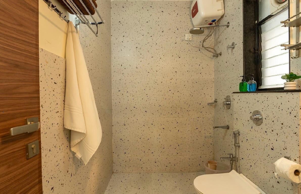 Un baño con ducha, inodoro y lavabo.