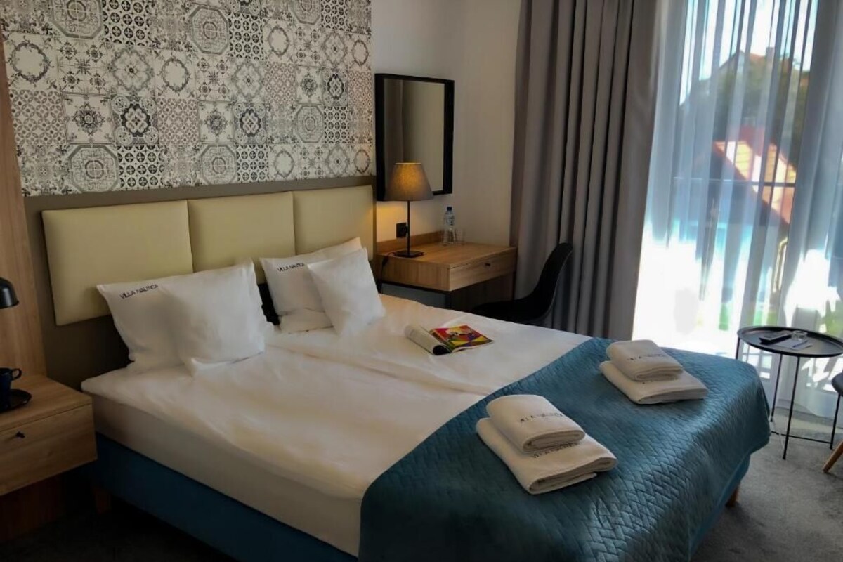 In-room safe, blackout curtains, soundproofing