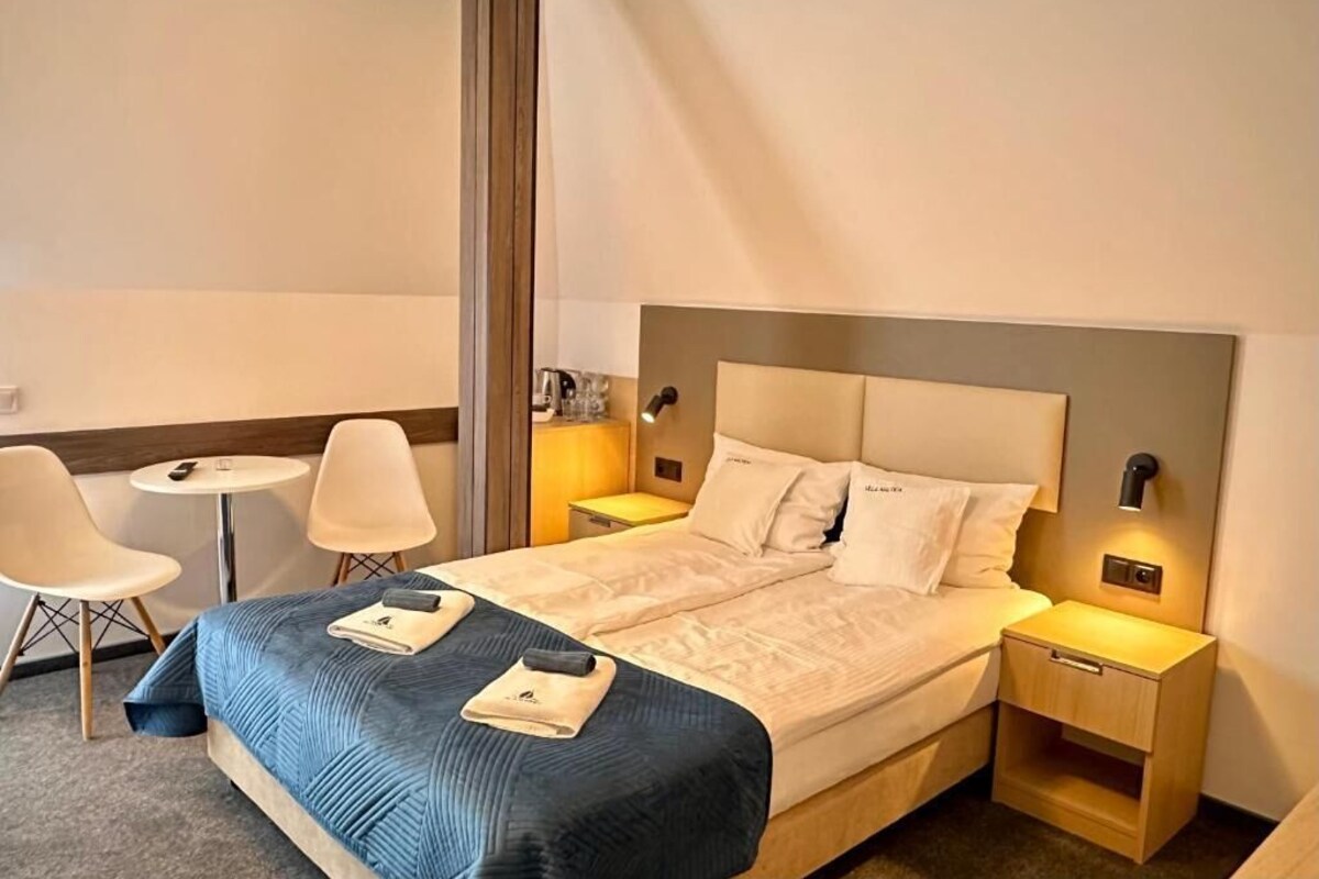 In-room safe, blackout curtains, soundproofing