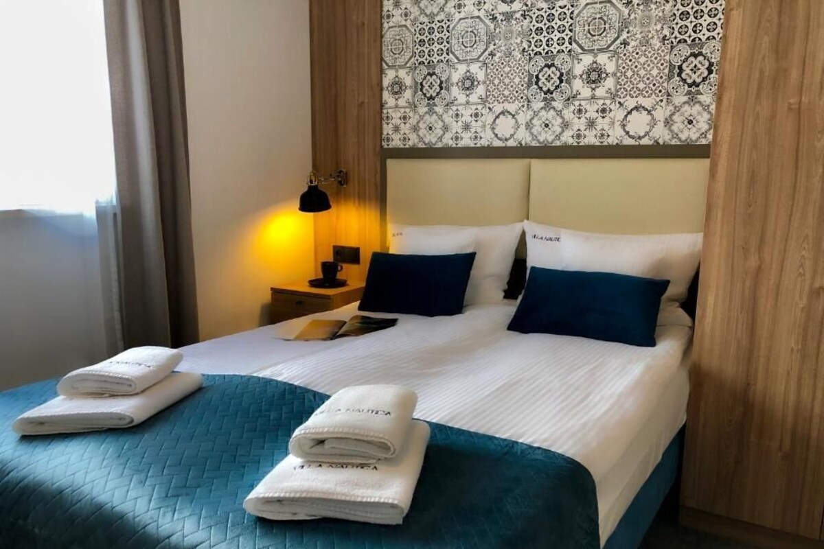 In-room safe, blackout curtains, soundproofing