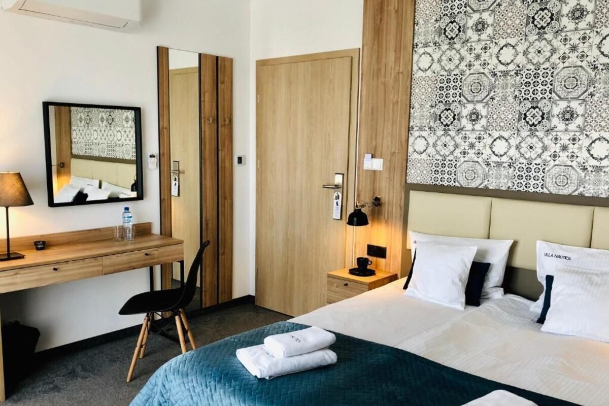 In-room safe, blackout curtains, soundproofing