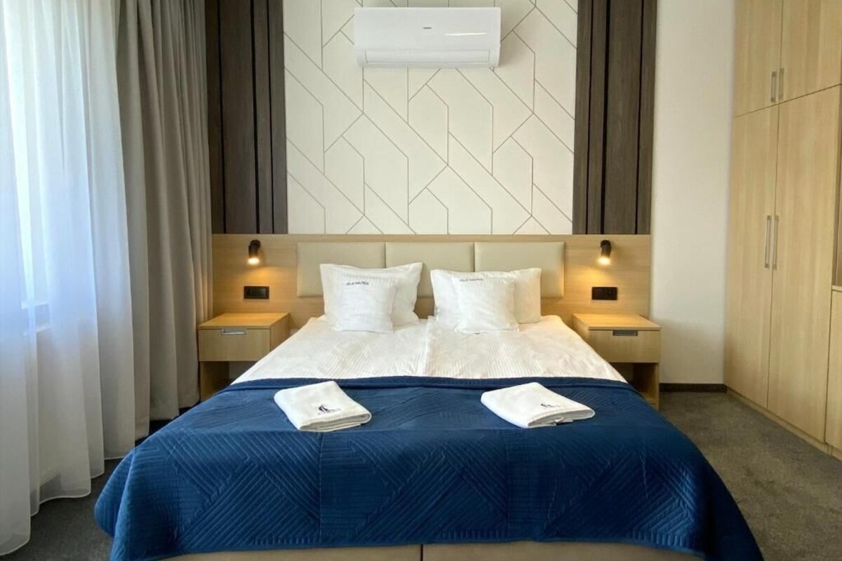 In-room safe, blackout curtains, soundproofing