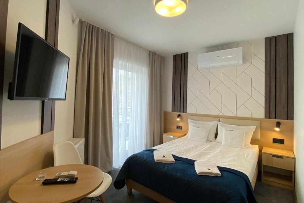In-room safe, blackout curtains, soundproofing