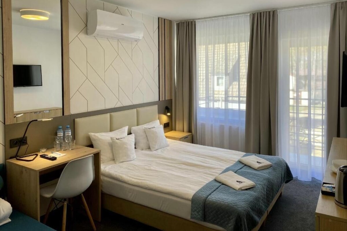 In-room safe, blackout curtains, soundproofing