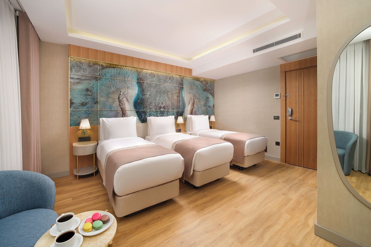 Chambre Triple Supérieure | Coffres-forts dans les chambres, bureau