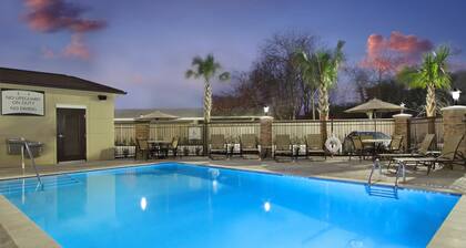 Accessible 1BR Suite w/ Tub | Hot Breakfast + Pool