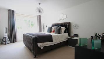 5 bedrooms, free WiFi, bed sheets
