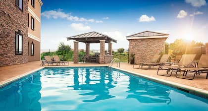 1BR Queen Suite w/ Kitchen | Free Breakfast + Pool