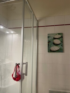 Bathroom - Cozy 1-bedroom apartment in gorgeous Paris with AC (Paris)
