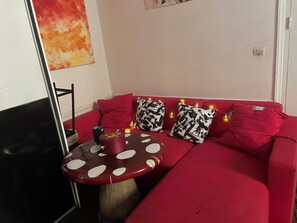 Living area - Cozy 1-bedroom apartment in gorgeous Paris with AC (Paris)