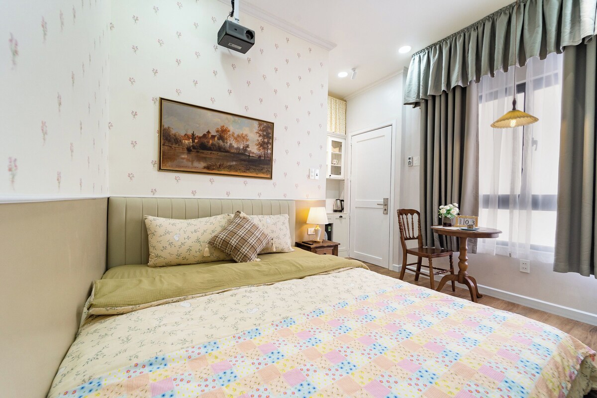 Comfort Room | Desk, free WiFi