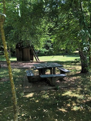 Outdoor dining - Vrbo Property (Saint-Martin-la-Pallu)
