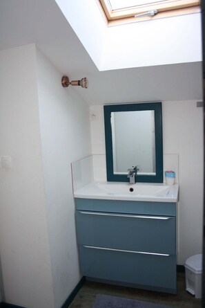 Bathroom - Vrbo Property (Saint-Martin-la-Pallu)