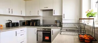 3-bed House, Sleeps 7 With Parking & Garden