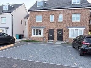Unclassified image, 2 of 16, button - 3-bed House, Sleeps 7 With Parking & Garden (Wishaw)