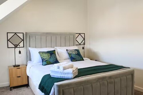 3-bed House, Sleeps 7 With Parking & Garden