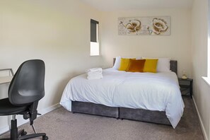 Unclassified image, 3 of 16, button - 3-bed House, Sleeps 7 With Parking & Garden (Wishaw)