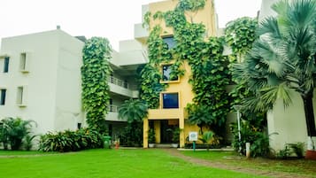 A building with a modern architectural style, featuring a flat roof and a balcony.