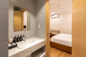 Standard Double Room | Bathroom - Bluzen Hotel (Da Nang)