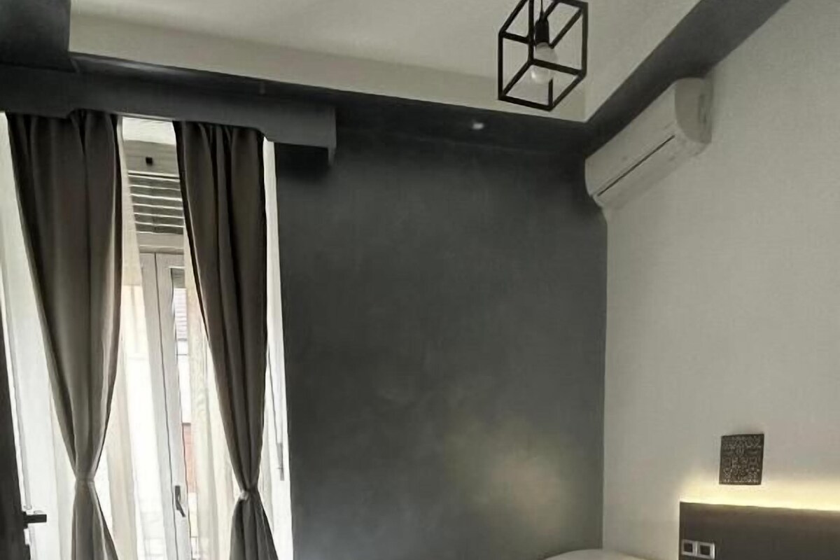 Eenvoudige driepersoonskamer, balkon | Een strijkplank/strijkijzer, gratis wifi