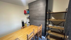 Dining - Cozy Retreat in Stoke-on-trent (Stoke-on-Trent)