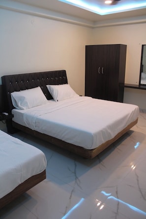 Desk - MK TEMPLE INN (Nallavanpalayam)