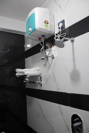 Shower, towels - MK TEMPLE INN (Nallavanpalayam)