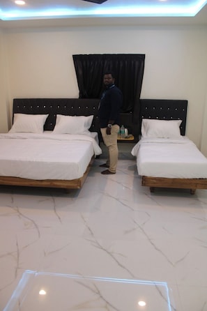 Desk - MK TEMPLE INN (Nallavanpalayam)