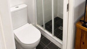 Douche, séchoir à cheveux, serviettes fournies, savon