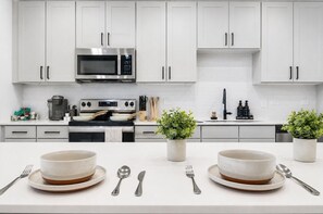 Private kitchen - WorkerFriendly Escape - A Class Location (Sherman)