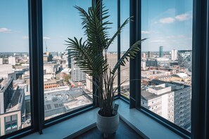 Ein Blumentopf auf einem Fensterbrett mit Blick auf die Stadt.