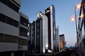 A modern building with a prominent sign for a hotel. - AGEHA CINQ BOUTIQUE HOTEL (Okayama)