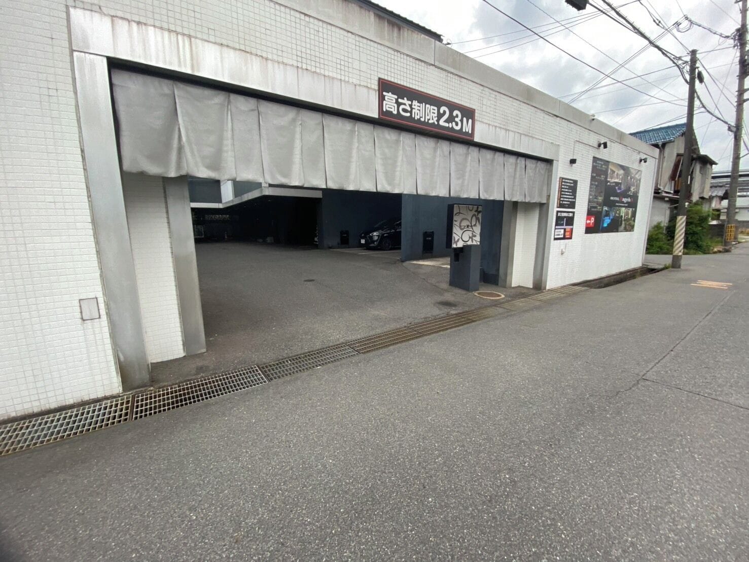 Ein Gebäude mit einem Schild, das eine Höchsthöhe von 2,3 Metern angibt.