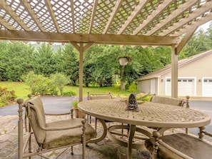 Outdoor dining - Beautiful Home on a Mountainous Tree Farm (Newland)