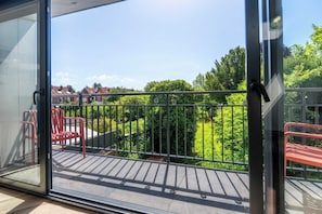A balcony with a view of a green garden and houses in the background. - Le Herbin - Bethune centre - balcon (Béthune)