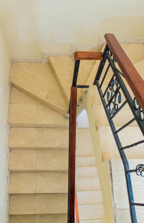 Eine Treppe mit beigen Stufen und einem Holnlauf.