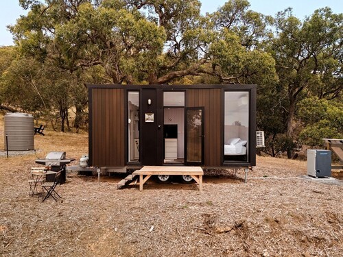 Lovely Tiny House with Outdoor Bath and Great Landscape Views in Victoria