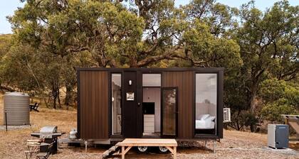 Lovely Tiny House with Outdoor Bath and Great Landscape Views in Victoria