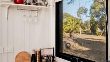 Una cocina con ventana, un lavamanos y una encimera.