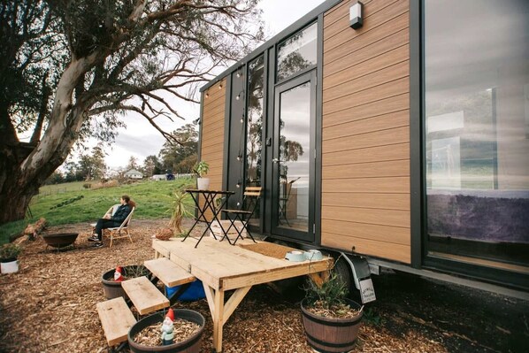 Outdoor dining - Pet Friendly Rural Glamping in Neerim South, Victoria (Neerim South)