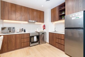 Superior-Apartment, Balkon, eingeschränkter Meerblick | Eigene Küche | Espressomaschine, Wasserkocher mit Kaffee-/Teezubehör, Wasserkocher