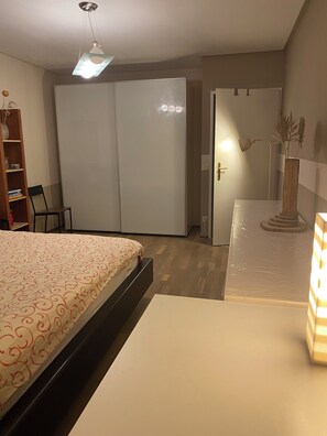 Room - Beautiful 3 Bedroom walking distance to Stadtpark..
By Landstraß-Hauptstraße (Vienna)
