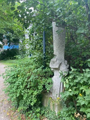 Un monument de pierre entouré d’une végétation luxuriante.