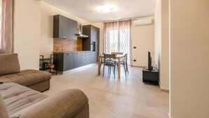 Departamento familiar, balcón, vista al mar | Área de sala de estar