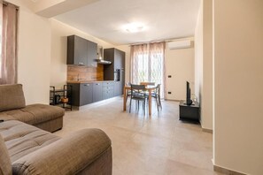 Familienapartment, Balkon, Meerblick | Wohnbereich