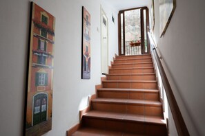 A staircase with a handrail, leading to a door at the top. - GuestHost - Casa Arezzo al Duomo (Modica)
