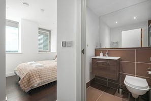 Bathroom - Bright 2BD 2bath Sleeps 6 London View (London)