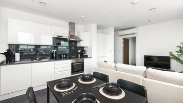 Condo, 2 Bedrooms, Accessible | Dining room